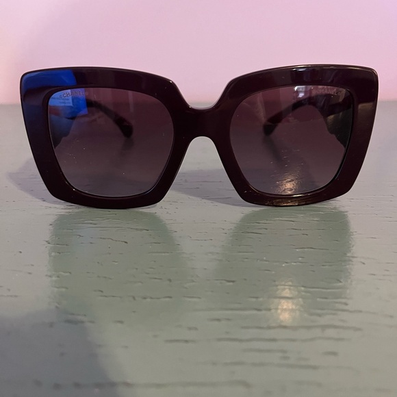 Large Chanel Sunglasses in excellent condition - Picture 3 of 5
